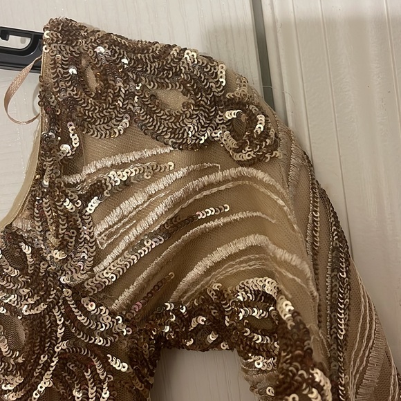 Beautiful Gold Sequins Form Fitting Size Small. - Picture 10 of 12